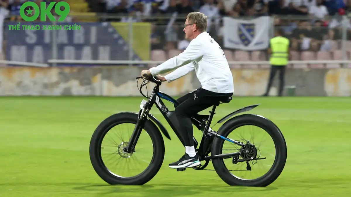 HLV Ralf Rangnick từng phải sử dụng xe điện để di chuyển ra sân (Ảnh: Kicker) HLV Ralf Rangnick từng phải sử dụng xe điện để di chuyển ra sân